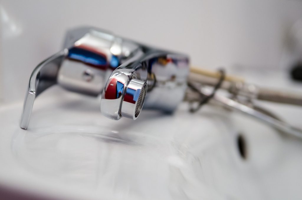 g21484990a24b628695d9060815ad37fc51a11c84371f6c9b5e8955a093a68f62974c1b7fa3f910bbdfa2df68dba33d9ea0b72fa41b2c550eb38a203319de2207_1280-2788329 plumber, repair, tap